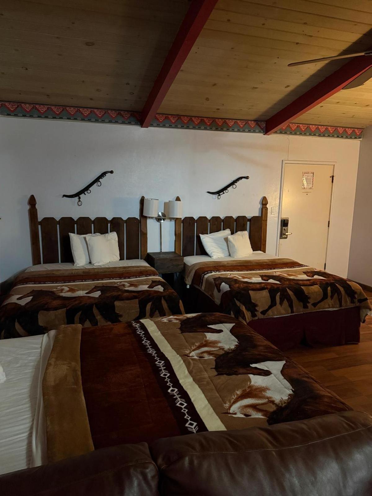 Cinderella Motel Холлистер Экстерьер фото